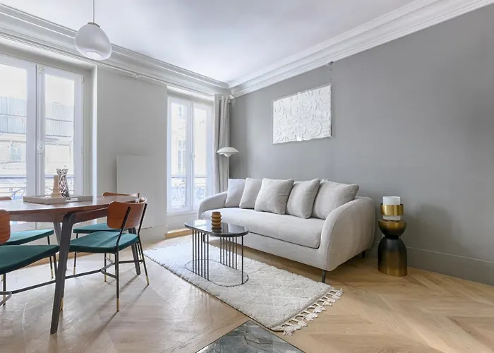 Unique Luxury Parisian Flat 2Br/6P -Champs Elysees