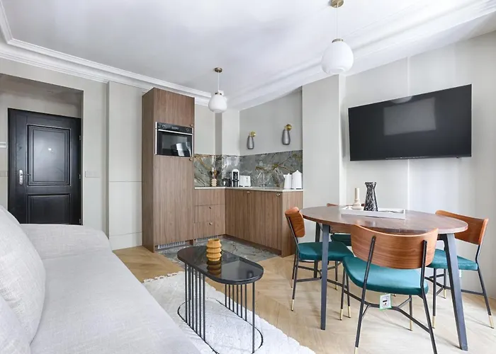 Unique Luxury Parisian Flat 2Br/6P -Champs Elysees